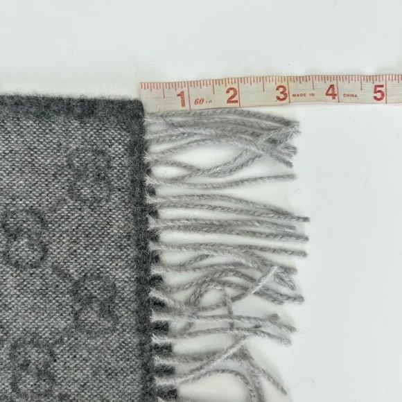 New With Tags Gucci Nikky Wool Alpaca Monogram Web light Gray Scarf Shawl Fringe - Picture 11 of 12